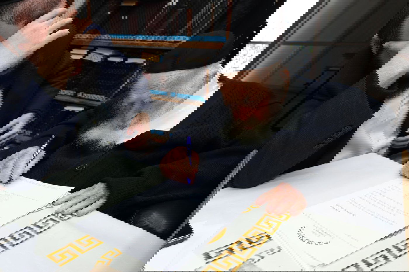 מרן שר התורה חותם על המכתב