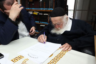 מרן שר התורה חותם על המכתב