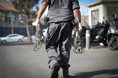 סרבן גט נעצר בכוח לאחר שנשך את שוטרים