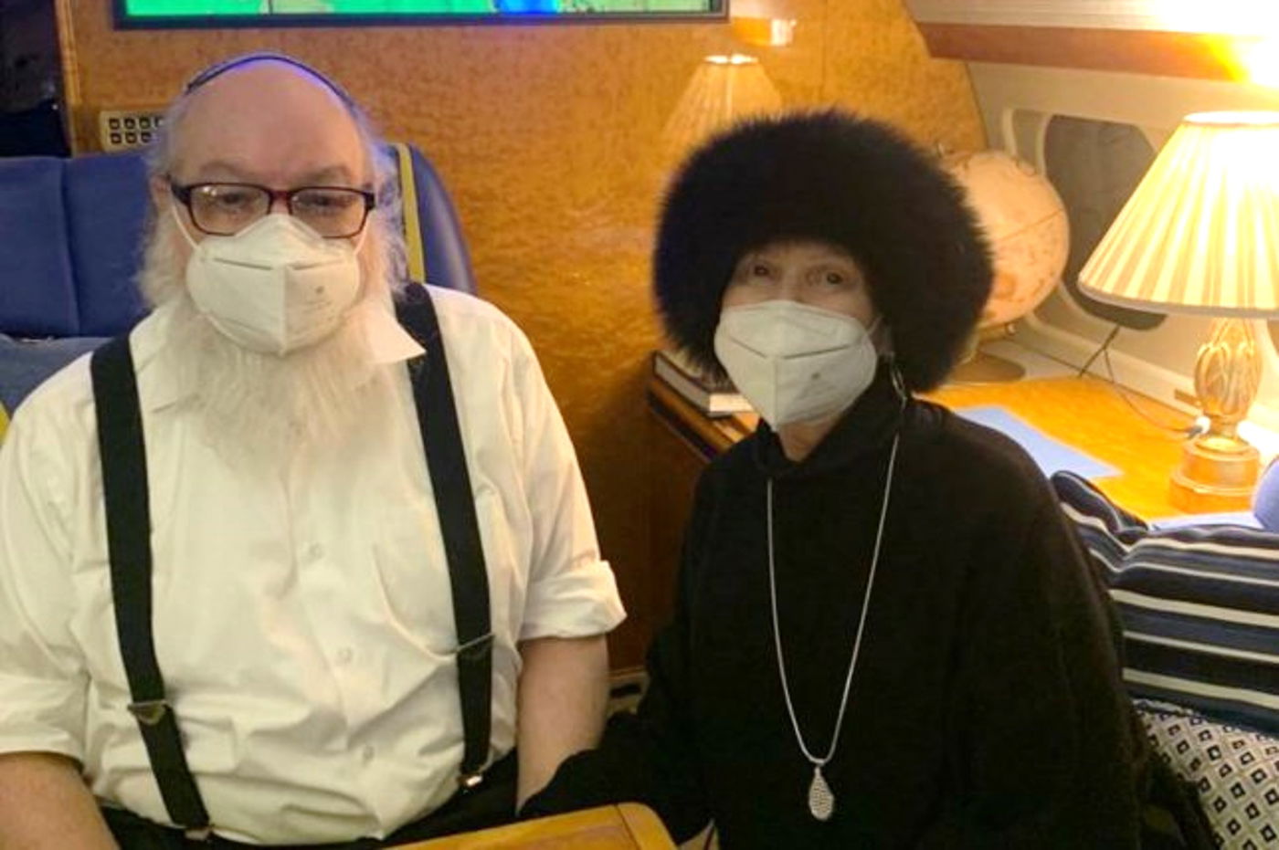 יונתן פולארד ורעייתו בדרך לישראל