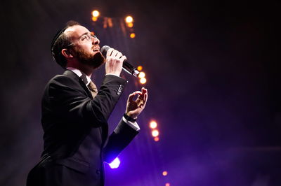 נפתלי קמפה בלייב עם 3000 בחורים: 'שובי'