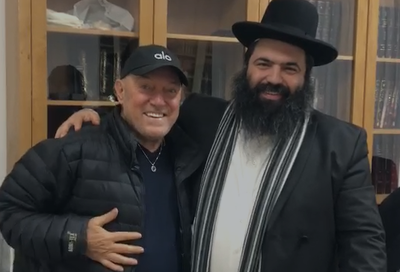 אחרי שהחלים מקורונה: הזמר המפורסם הגיע להתברך