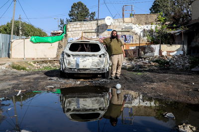 ישובייב ליד אחד מרכביו השרופים, ארכיון