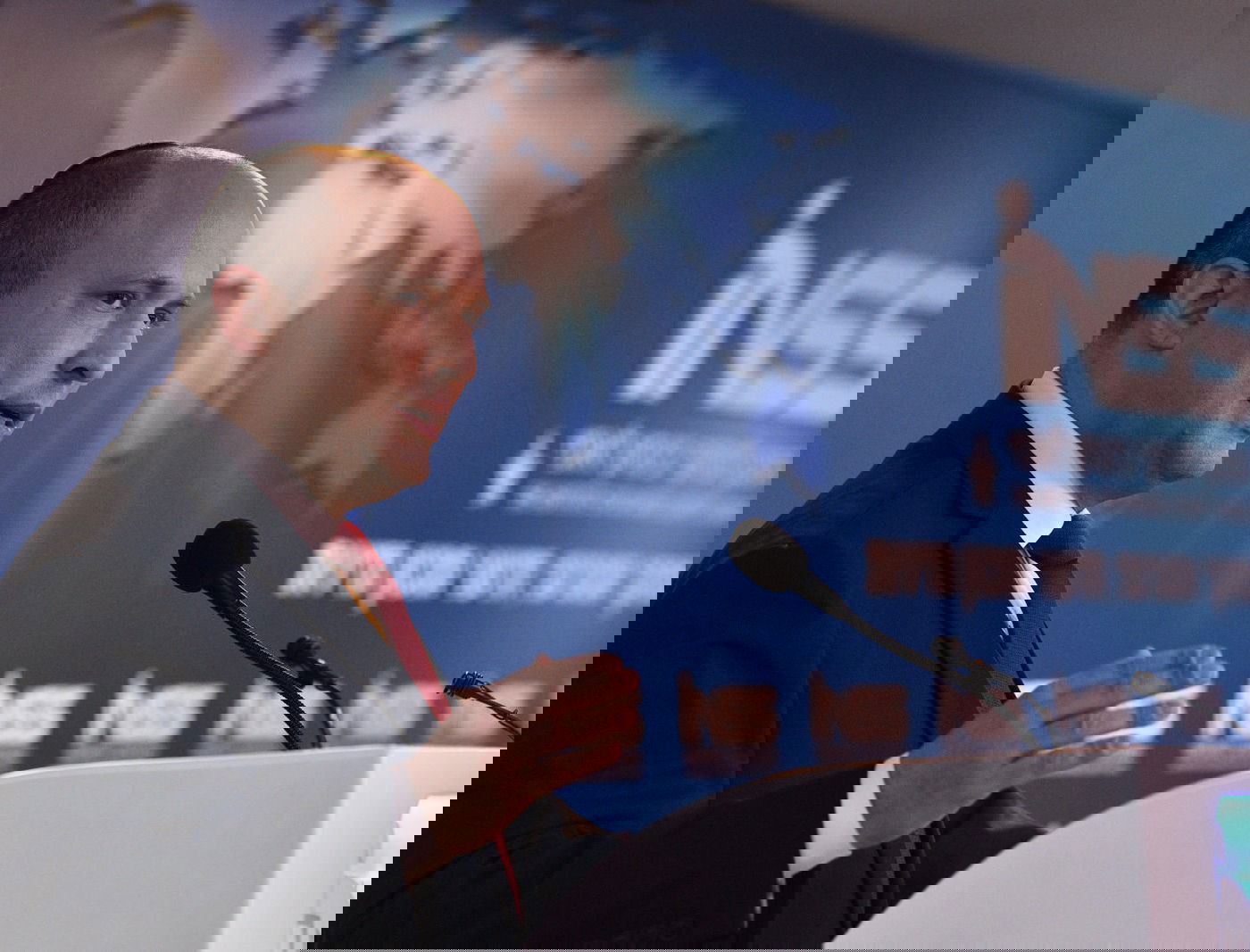 בנט בנאומו, הערב