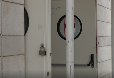 ייצר והתקין מאות דלתות אש מזויפות ונעצר