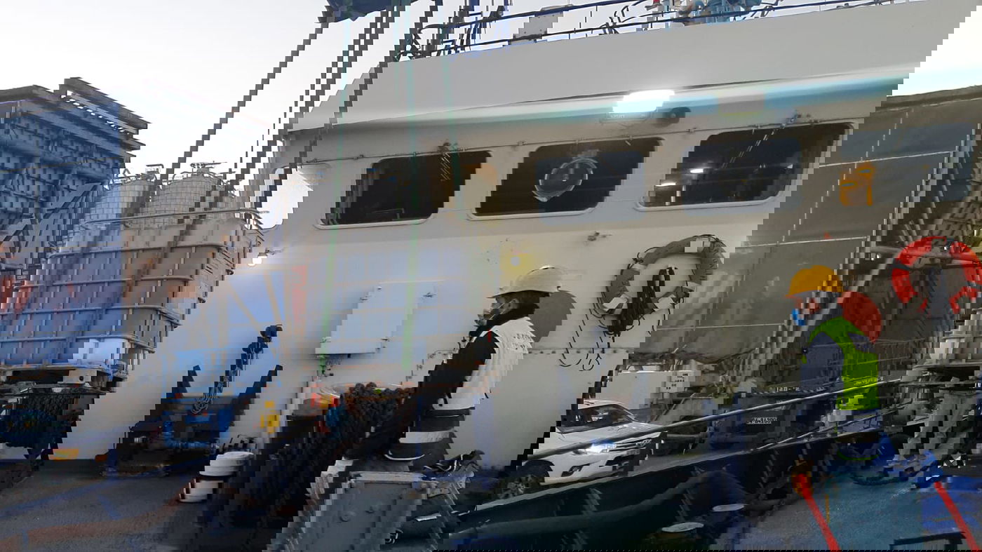 מעמיסים ציוד על אוניית 'בת גלים'