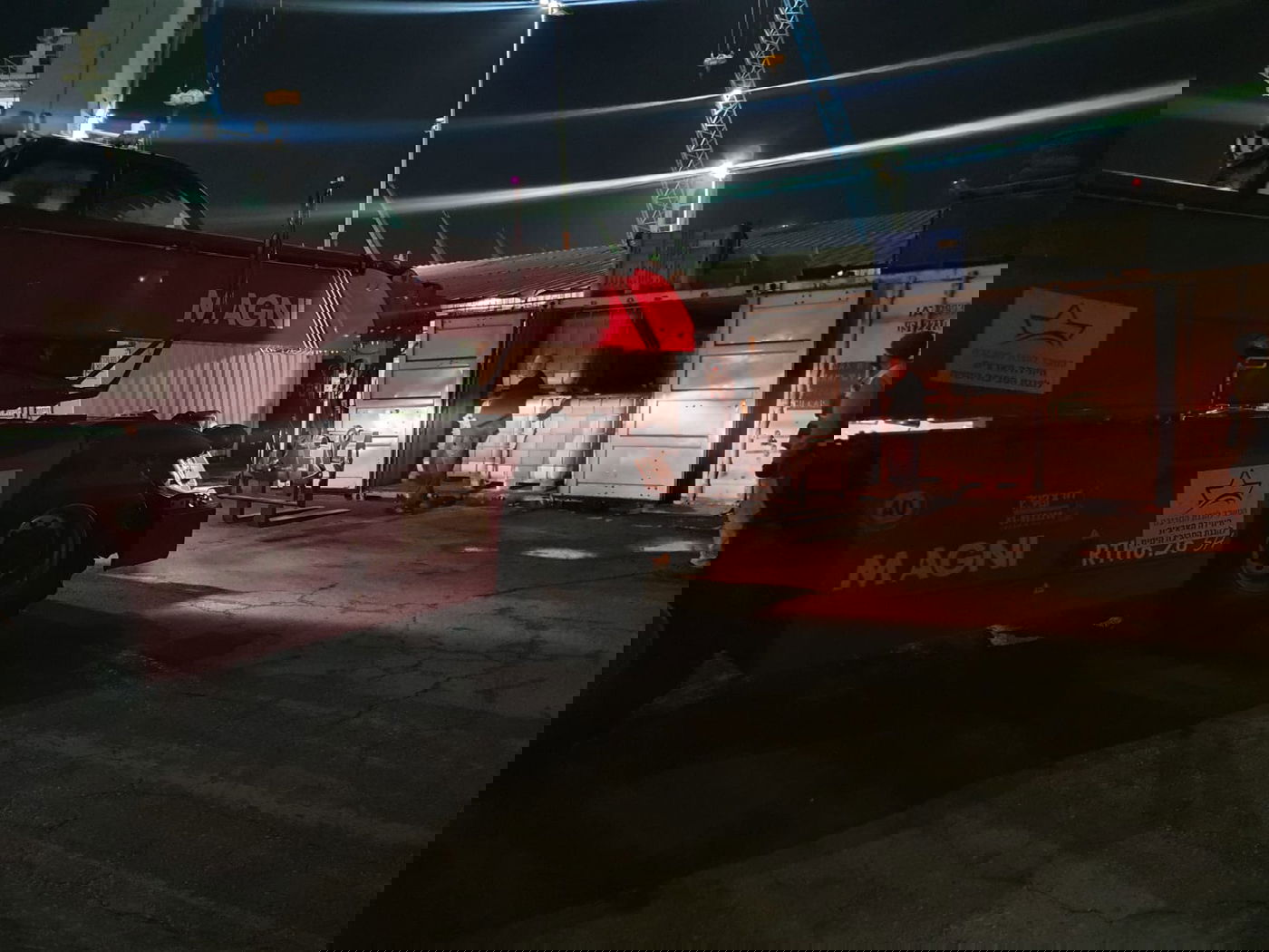 מעמיסים ציוד על אוניית 'בת גלים'