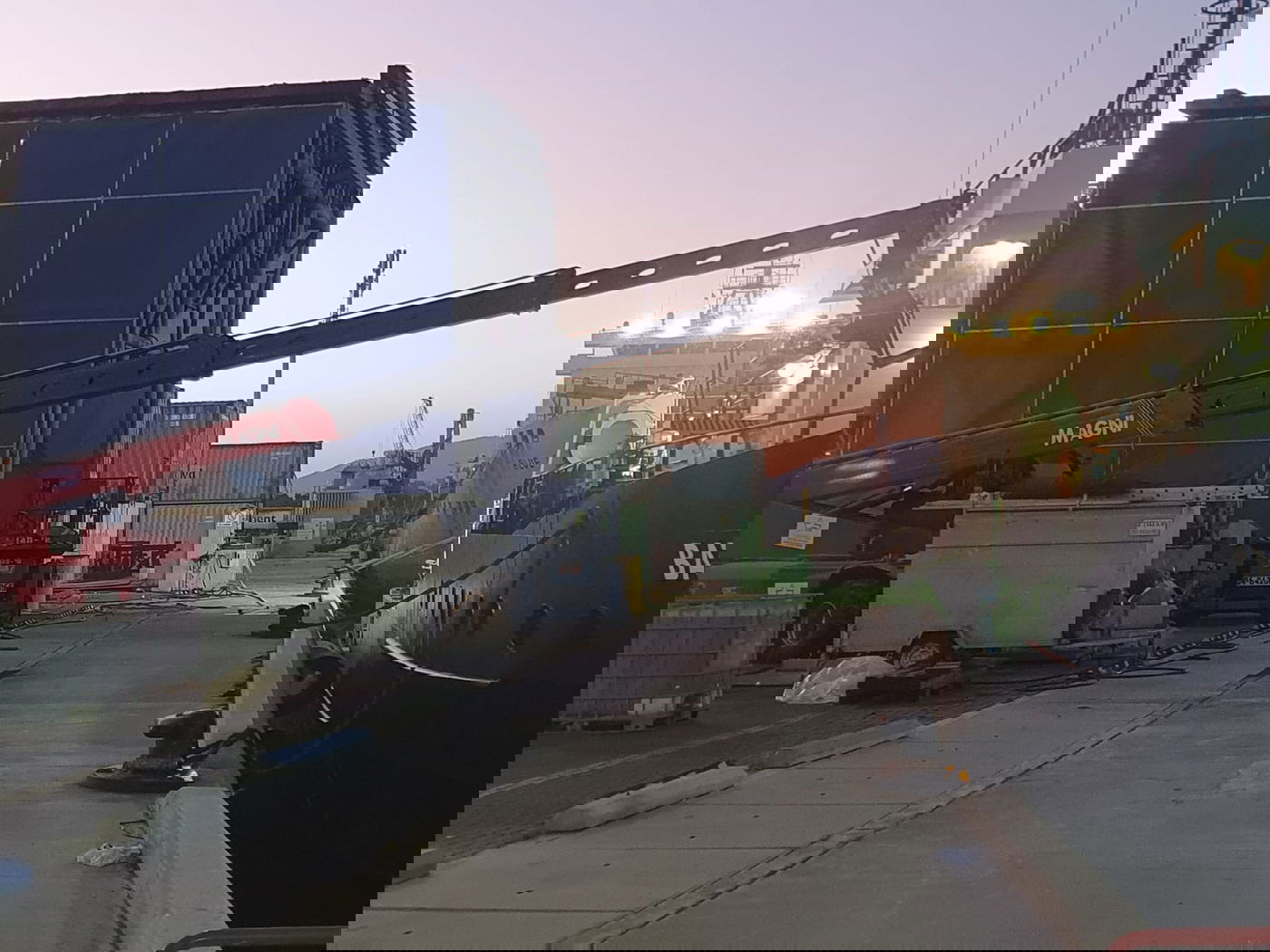 מעמיסים ציוד על אוניית 'בת גלים'