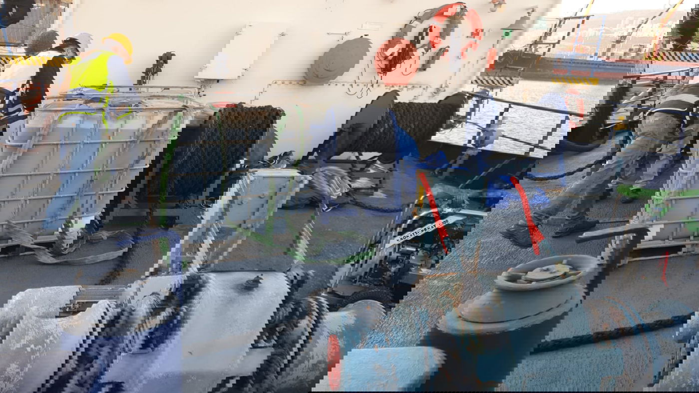 מעמיסים ציוד על אוניית 'בת גלים'