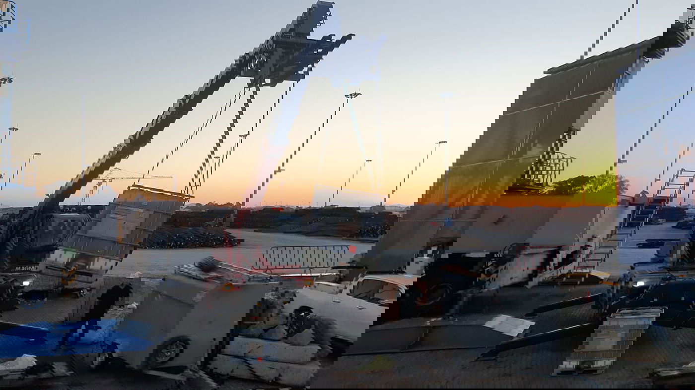 מעמיסים ציוד על אוניית 'בת גלים'