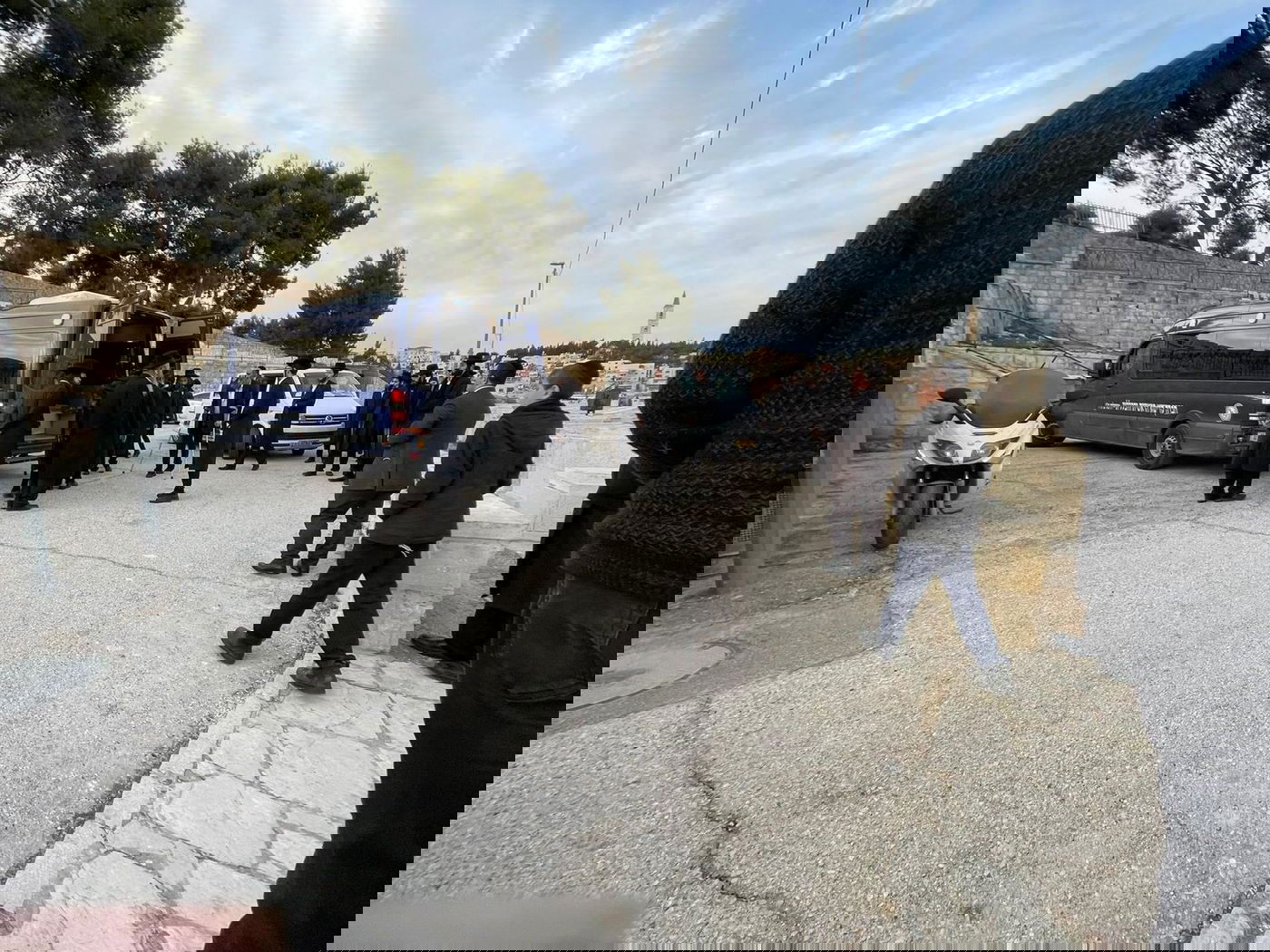 קורע לב: הלווית הילד החרדי שנספה בשריפה בביתו