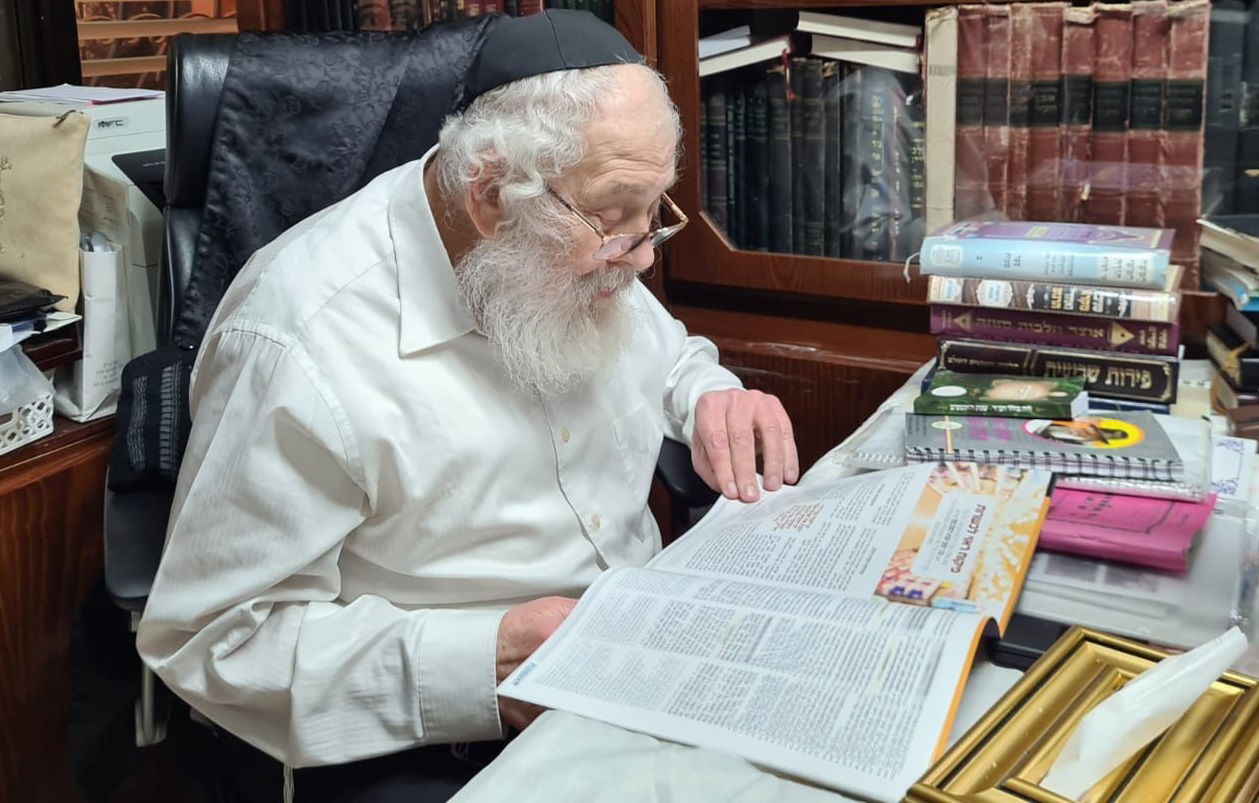 הגר"י ירוסלבסקי מעיין בגיליון ובו הפסיקה