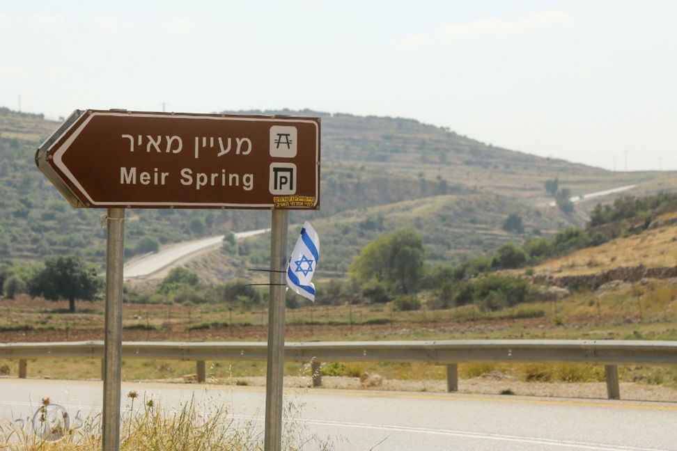 מעיין עם סיפור על דרך ראשית. מעיין מאיר: פינות ישיבה, צל ועץ תות ענק