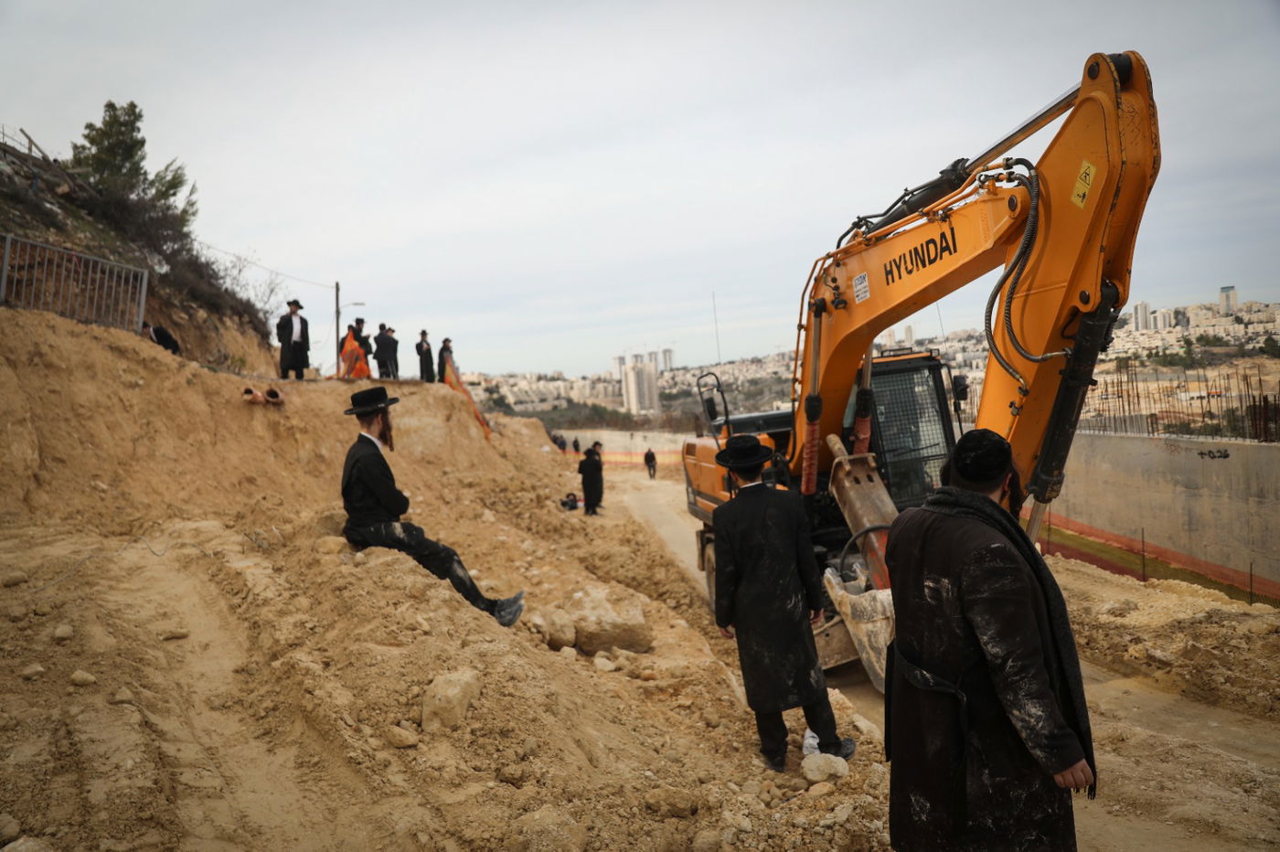 מפגינים נגד חילול קברים: "ערבים מכים אותנו"