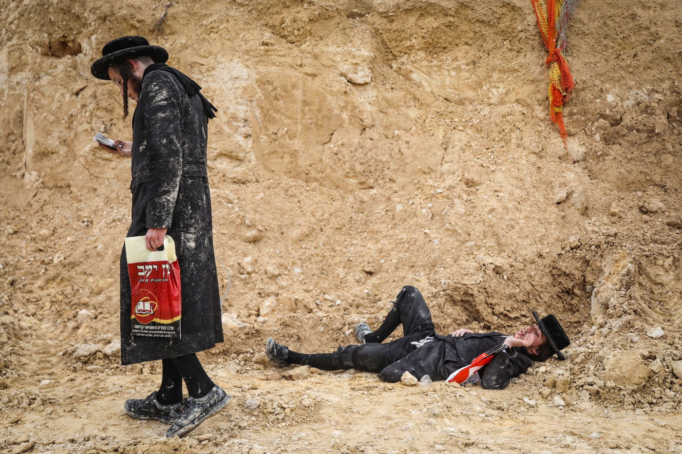 מפגינים נגד חילול קברים: "ערבים מכים אותנו"