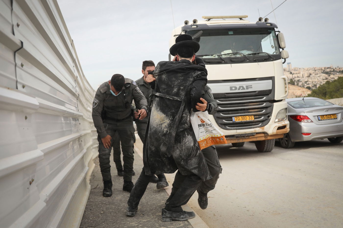 מפגינים נגד חילול קברים: "ערבים מכים אותנו"
