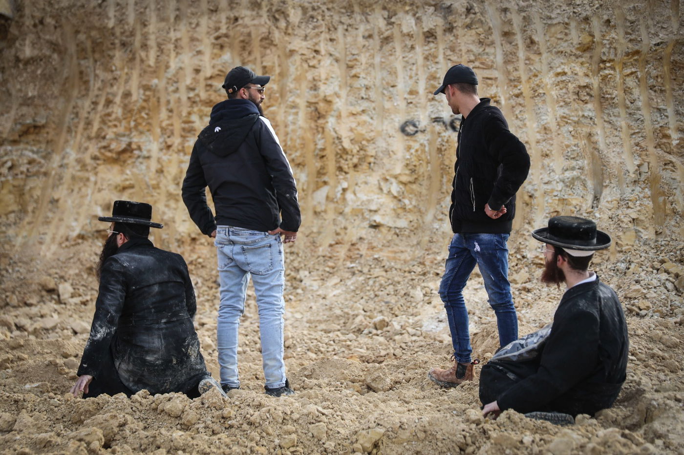 מפגינים נגד חילול קברים: "ערבים מכים אותנו"