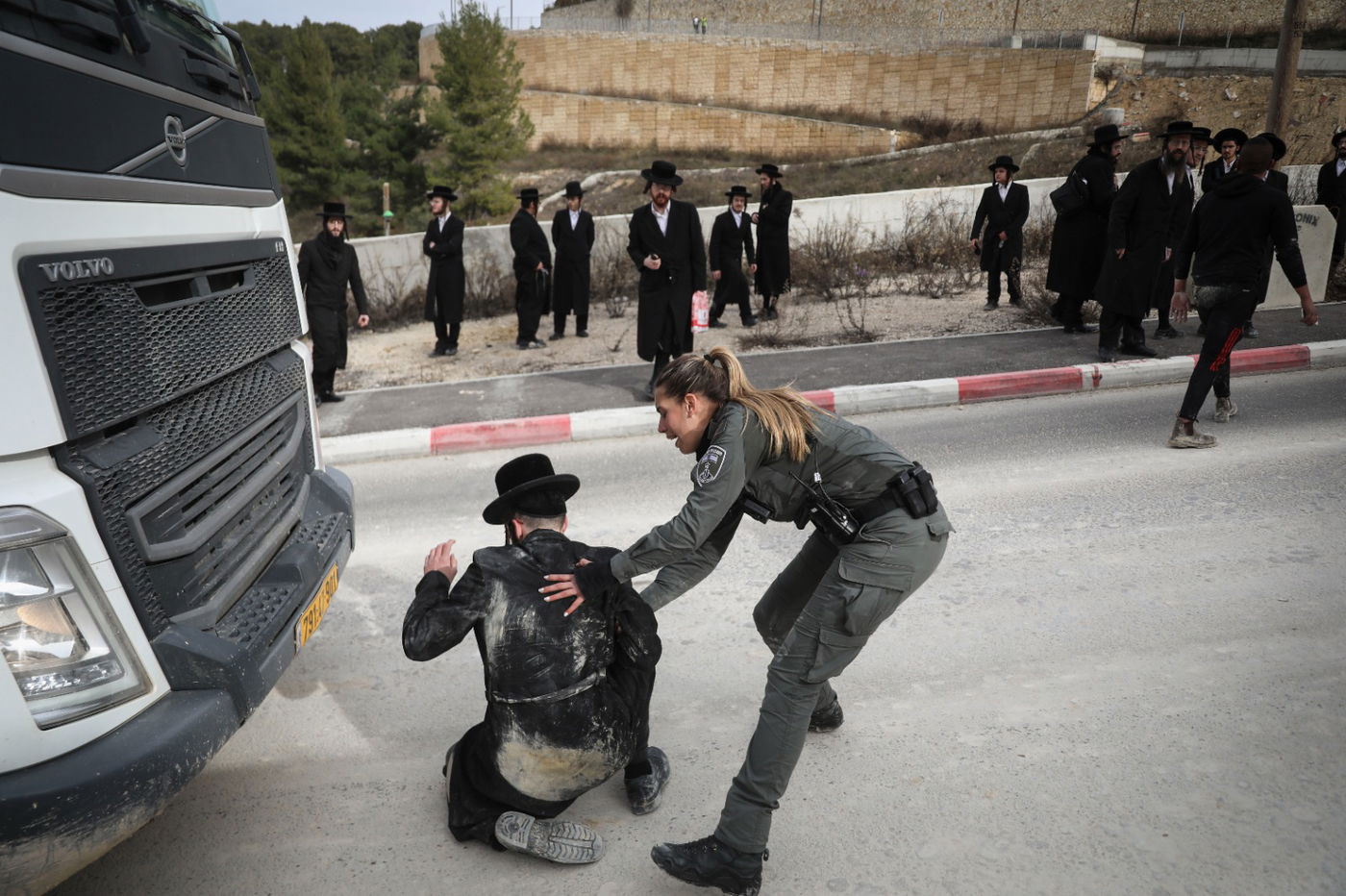 מפגינים נגד חילול קברים: "ערבים מכים אותנו"
