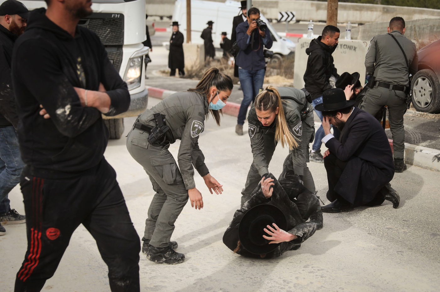 מפגינים נגד חילול קברים: "ערבים מכים אותנו"