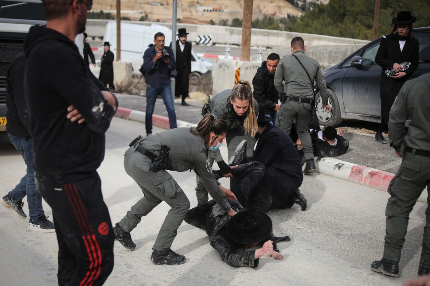 מפגינים נגד חילול קברים: "ערבים מכים אותנו"