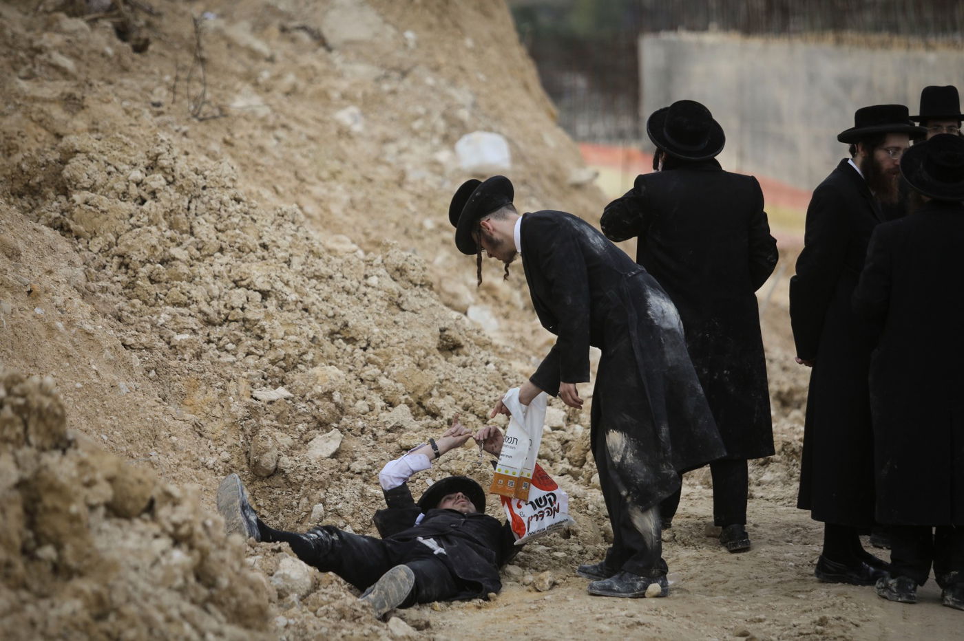 מפגינים נגד חילול קברים: "ערבים מכים אותנו"