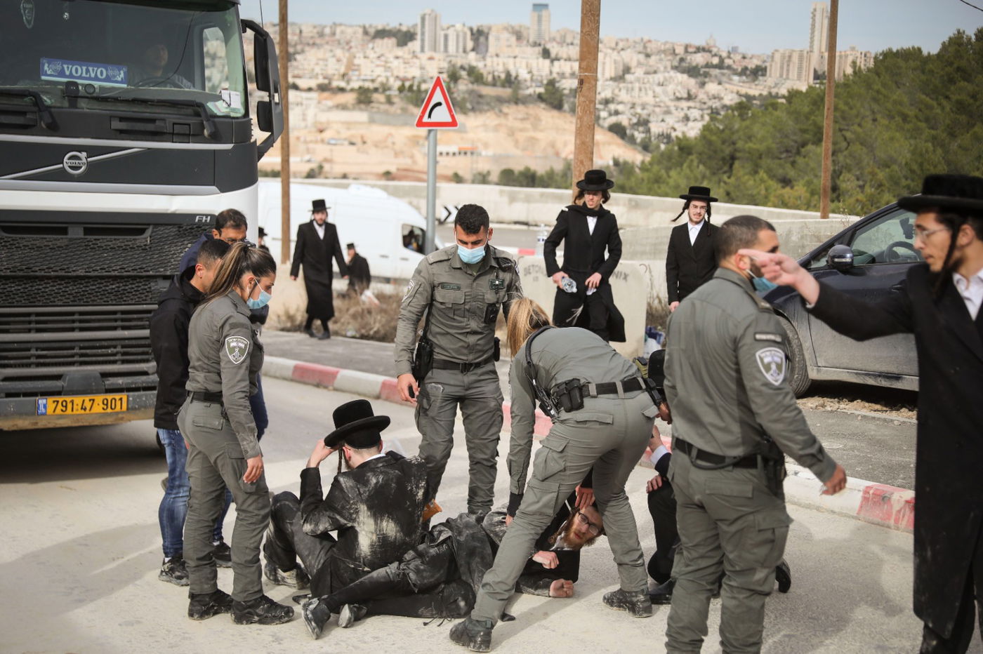 מפגינים נגד חילול קברים: "ערבים מכים אותנו"