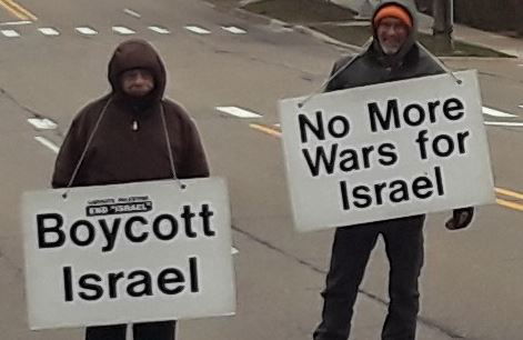 הרשקוביץ (משמאל) בהפגנה ליד ביהכ"נ