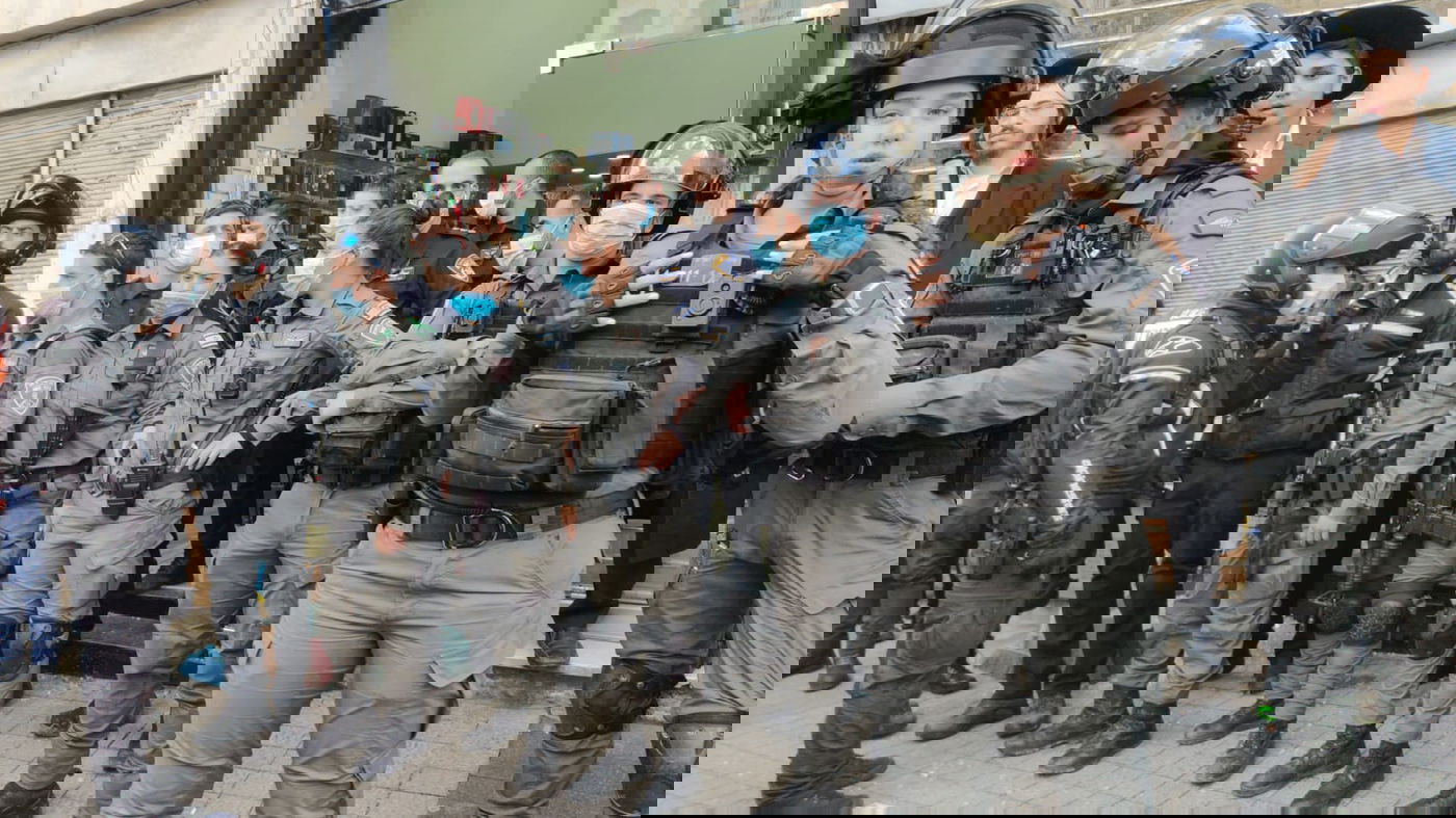 חלון חנות הטלפונים נופץ; שוטר נפצע קל