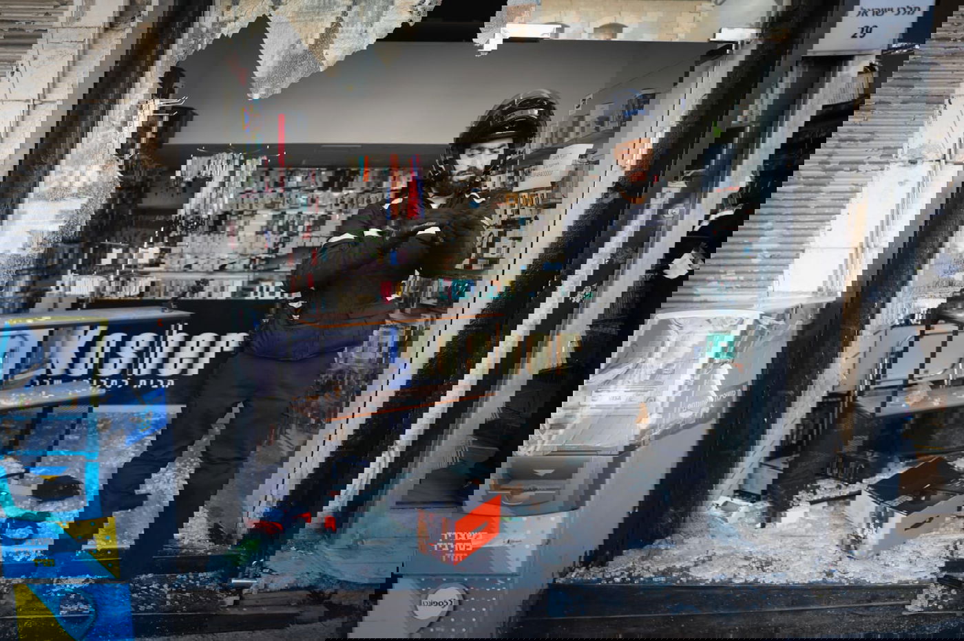 חלון חנות הטלפונים נופץ; שוטר נפצע קל