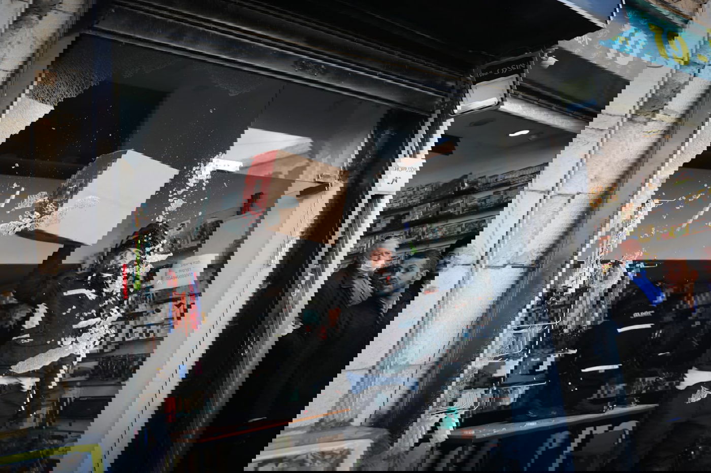 חלון חנות הטלפונים נופץ; שוטר נפצע קל