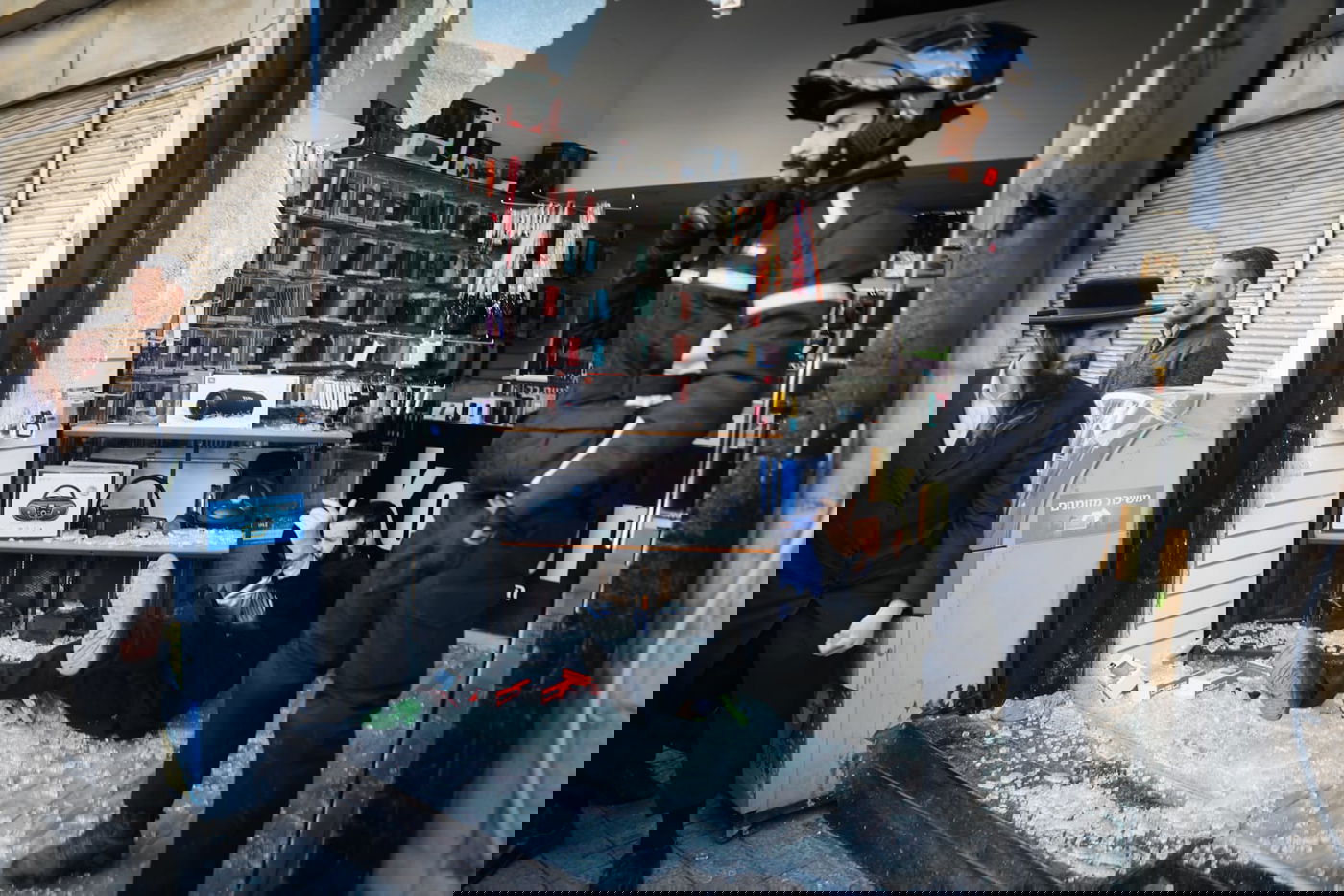 חלון חנות הטלפונים נופץ; שוטר נפצע קל