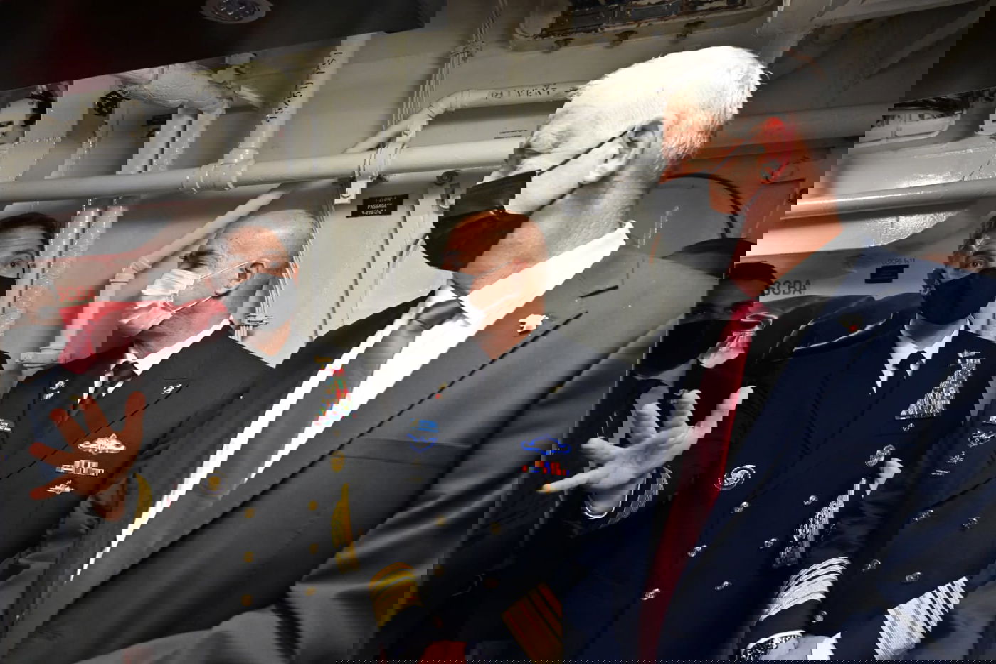 גנץ ביקר במפקדת הצי החמישי של ארה"ב