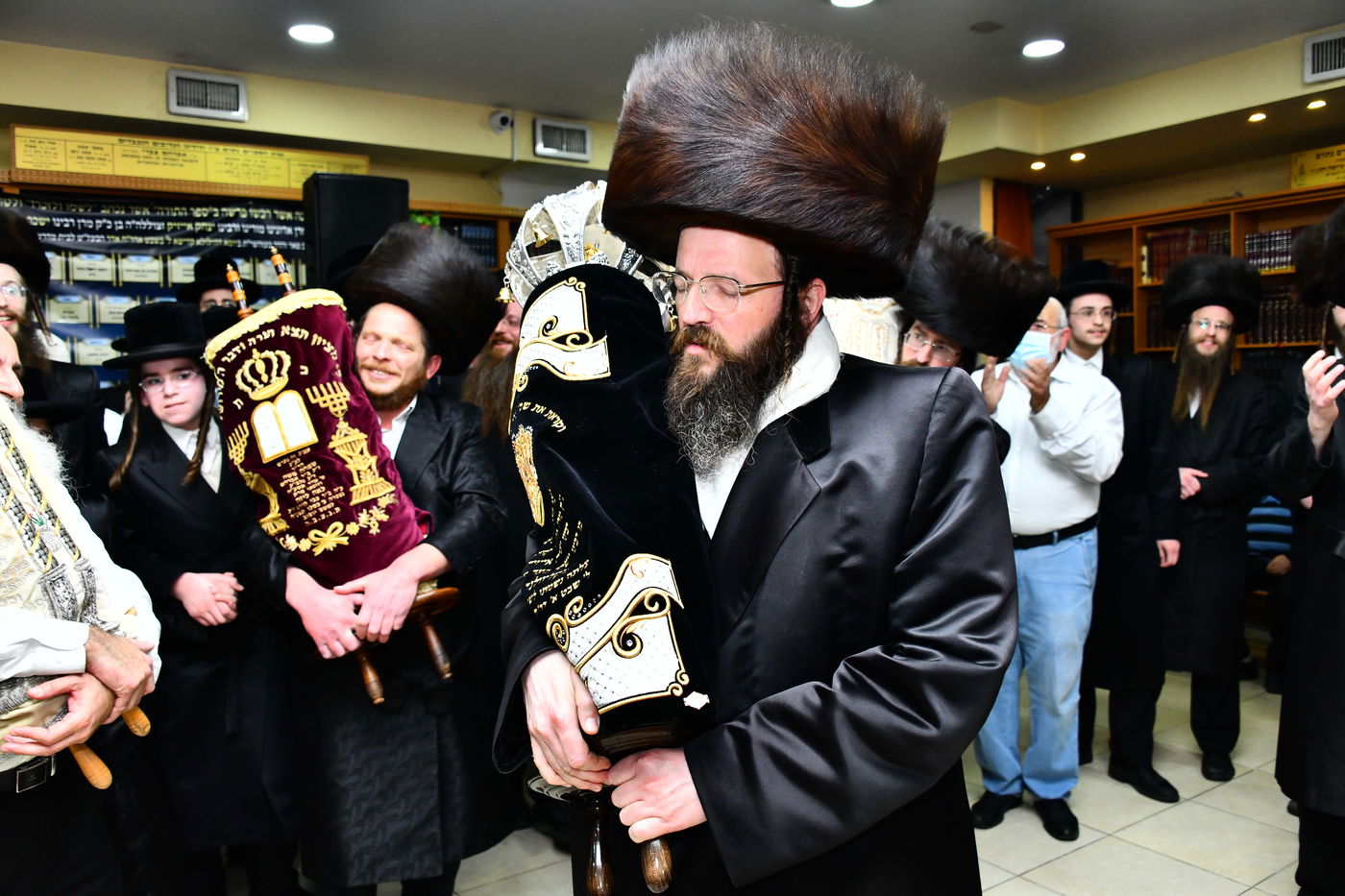 ברעננה הכניסו ספר תורה חדש לזכרו של האדמו"ר מקליוולנד