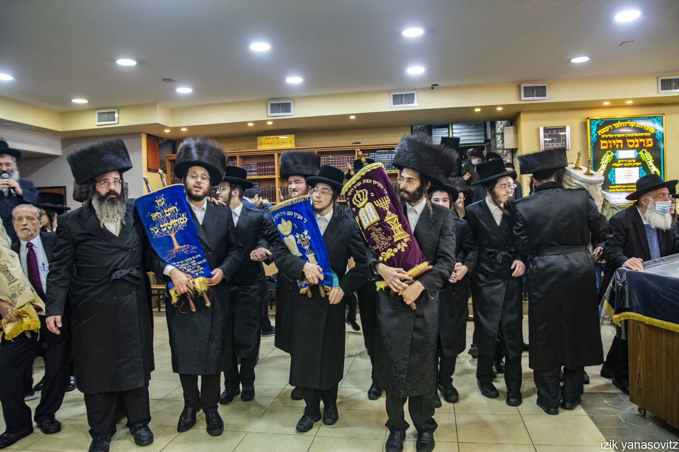 ברעננה הכניסו ספר תורה חדש לזכרו של האדמו"ר מקליוולנד