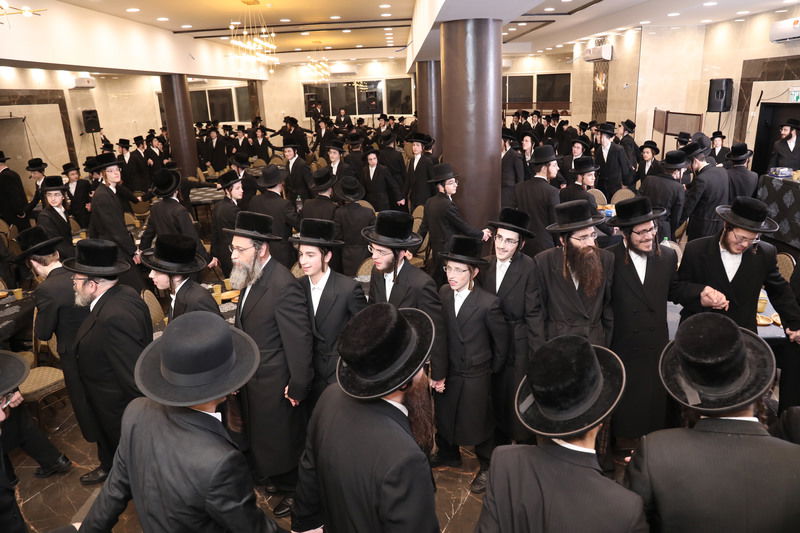 הבחורים בריקוד לכבודה של תורה