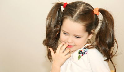 תפסיקו להגיד שהילד שלכם "ביישן". זה לא מועיל לו