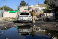 ישובייב ליד אחד מרכביו השרופים, ארכיון