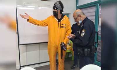 הסתובב עם 'מדי אסיר' ו'אקדח' ברחובות