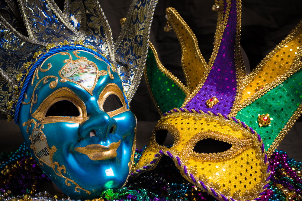 המסכה נועדה להציג את האדם באור שונה מכפי שהוא באמת