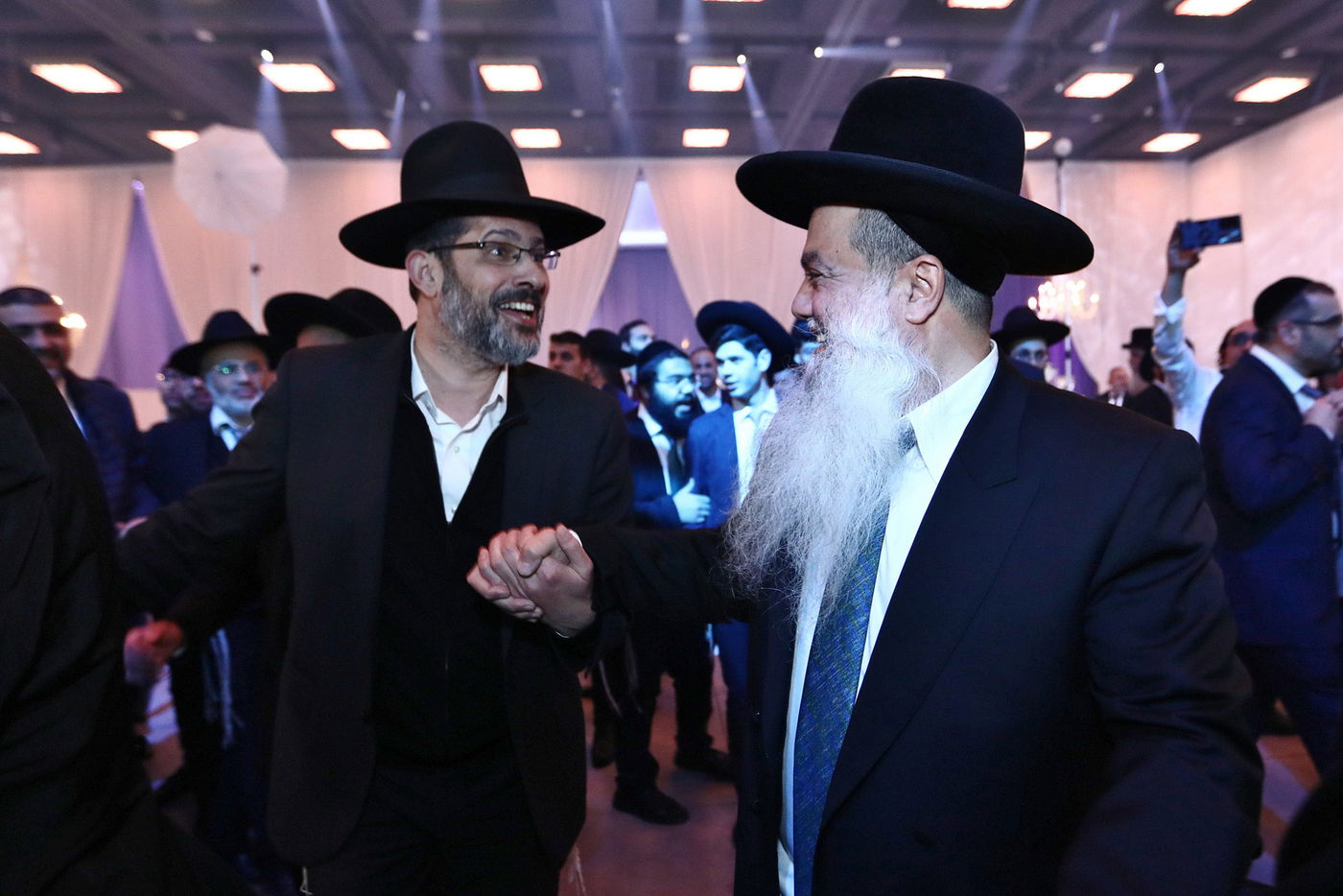 מזכה הרבים הרב יגאל כהן  חיתן את בתו הבכורה • תיעוד