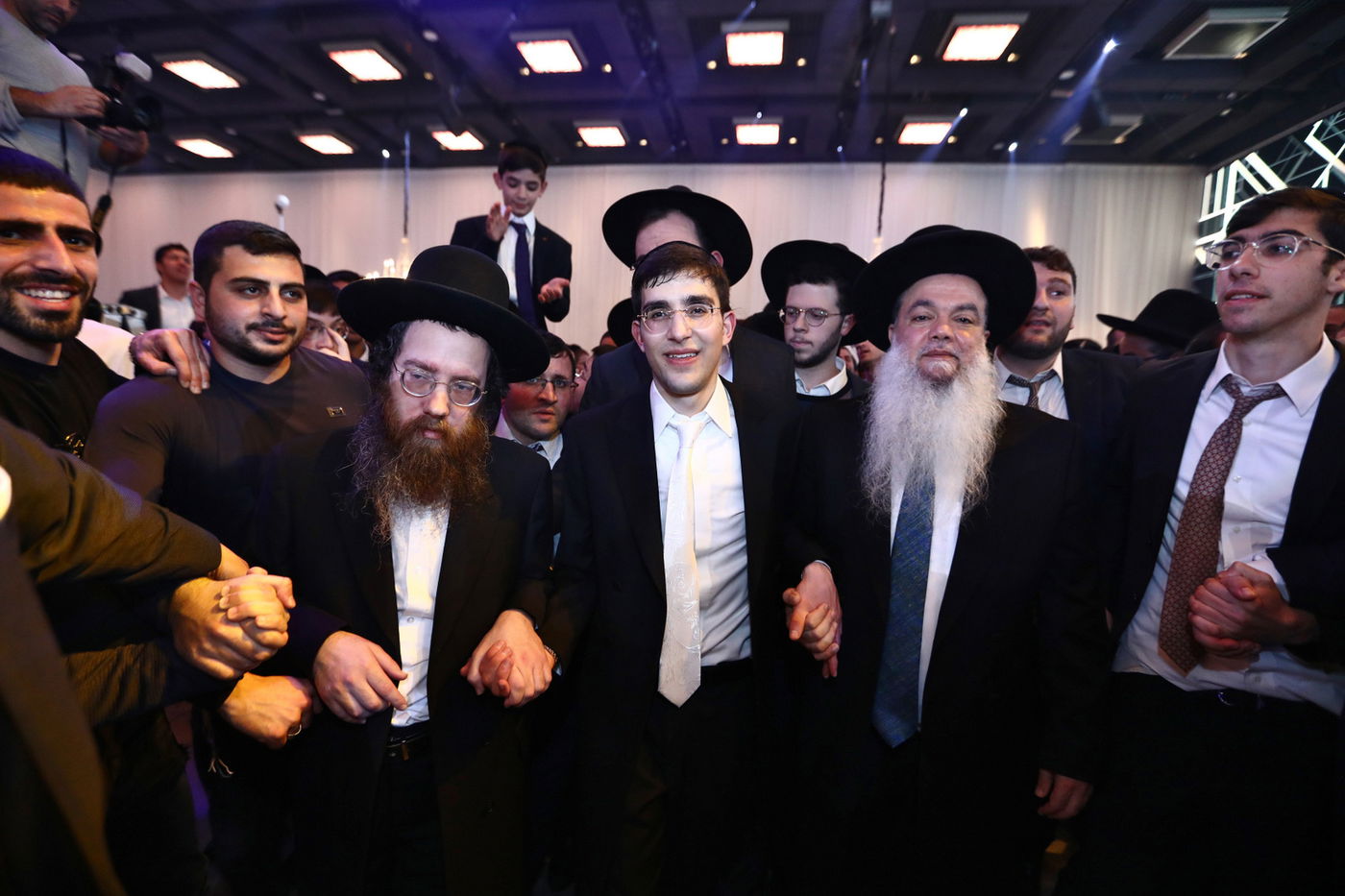 מזכה הרבים הרב יגאל כהן  חיתן את בתו הבכורה • תיעוד