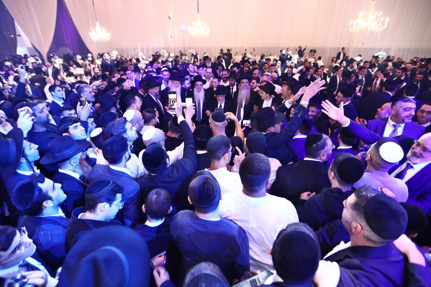 מזכה הרבים הרב יגאל כהן  חיתן את בתו הבכורה • תיעוד