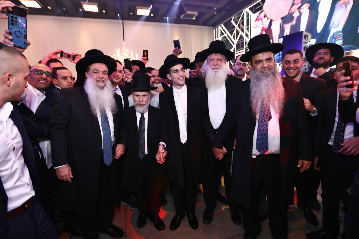 מזכה הרבים הרב יגאל כהן  חיתן את בתו הבכורה • תיעוד