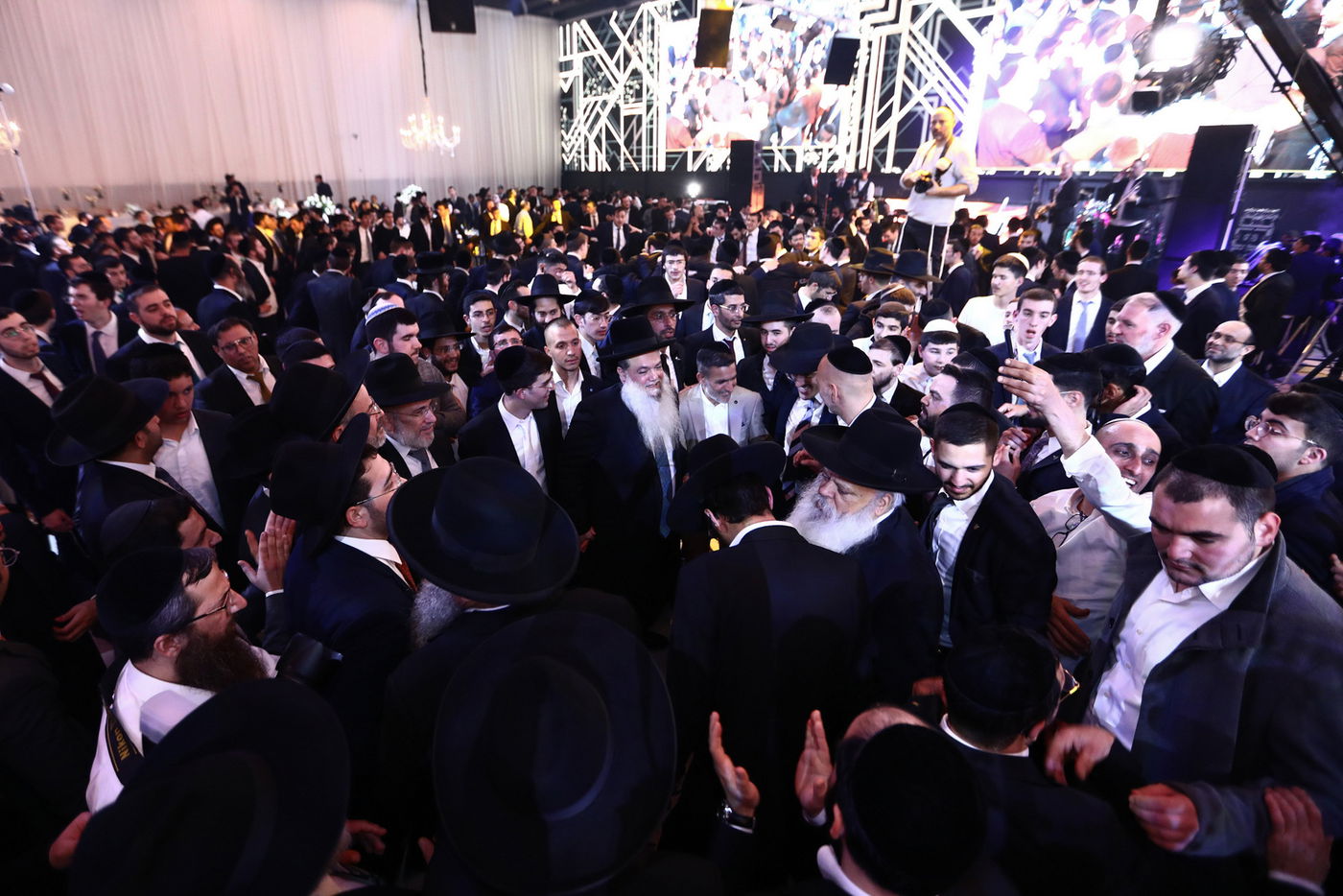 מזכה הרבים הרב יגאל כהן  חיתן את בתו הבכורה • תיעוד