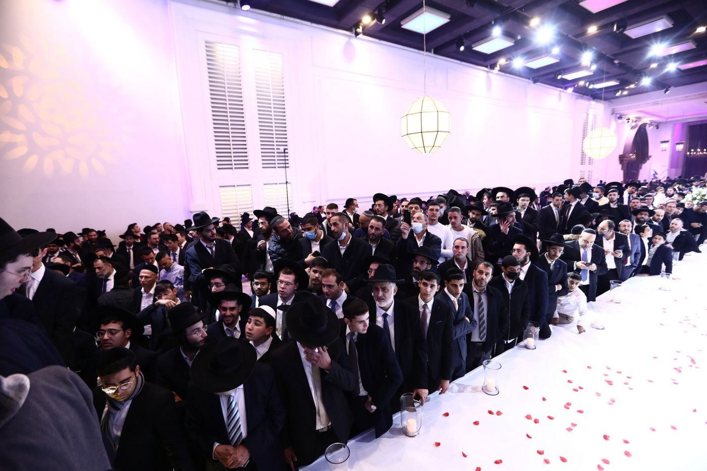 מזכה הרבים הרב יגאל כהן  חיתן את בתו הבכורה • תיעוד