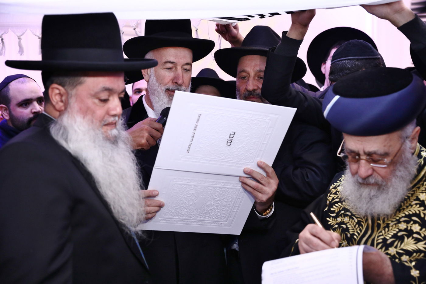 מזכה הרבים הרב יגאל כהן  חיתן את בתו הבכורה • תיעוד