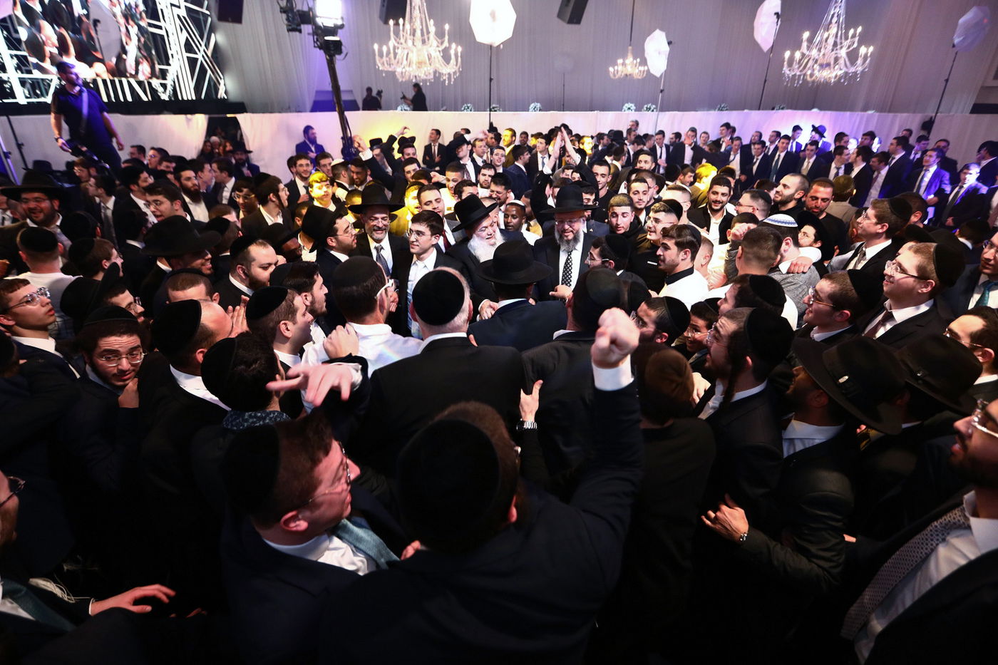 מזכה הרבים הרב יגאל כהן  חיתן את בתו הבכורה • תיעוד