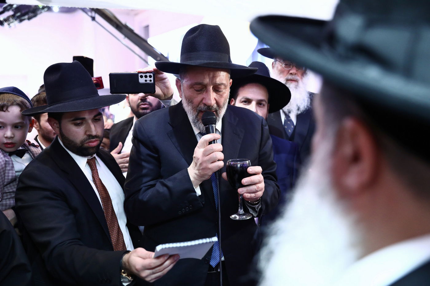 מזכה הרבים הרב יגאל כהן  חיתן את בתו הבכורה • תיעוד