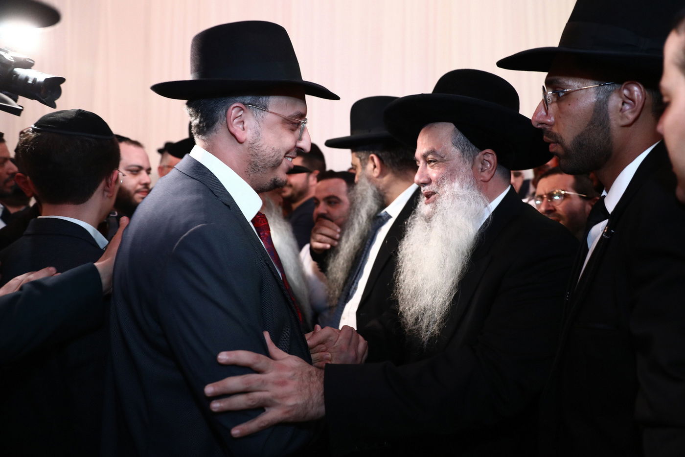 מזכה הרבים הרב יגאל כהן  חיתן את בתו הבכורה • תיעוד