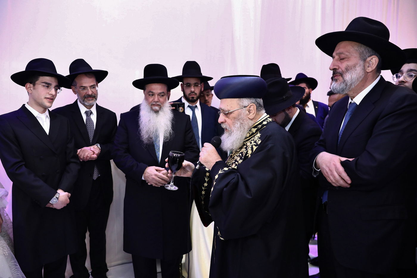 מזכה הרבים הרב יגאל כהן  חיתן את בתו הבכורה • תיעוד